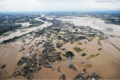 鬼怒川の堤防が決壊し、常総市に甚大な被害をもたらした